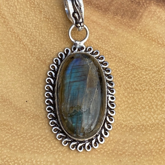 Labradorite Pendant - Picture 8 of 13